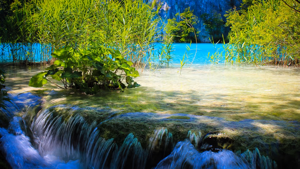 Kleiner Wasserfall und klares türkisfarbenes Wasser an den Plitvicer Seen
