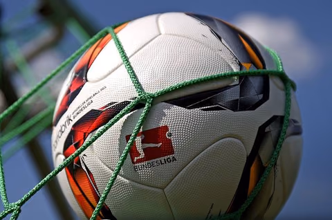 Bundesliga-Spielball im Tornetz