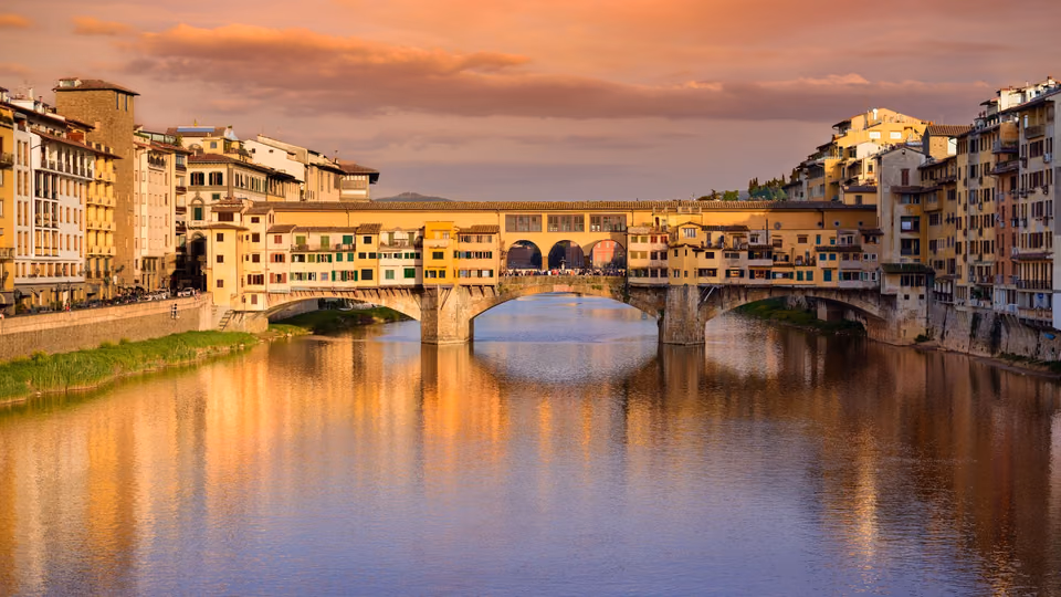 Die Ponte Vecchio über dem Arno in Florenz im warmen Abendlicht